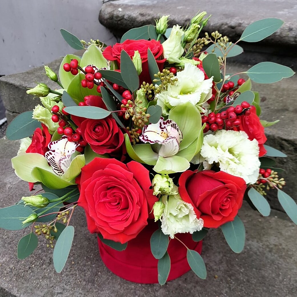Flower composition in the red velvet box